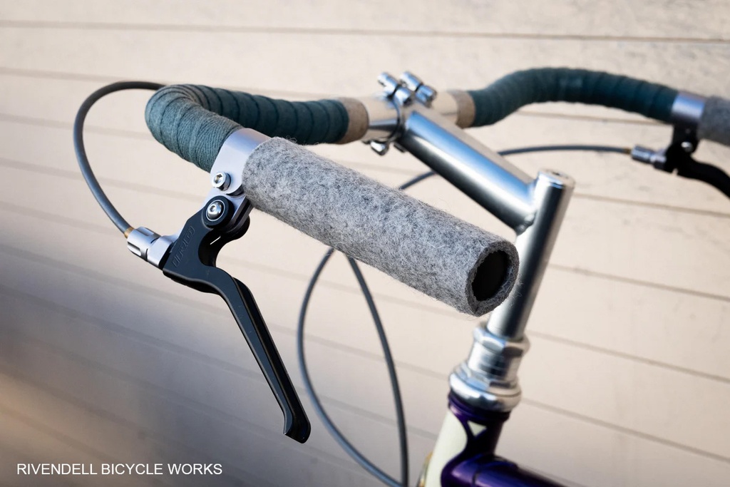 Newbaum's Peel'n'Stick Felt Grips Pair